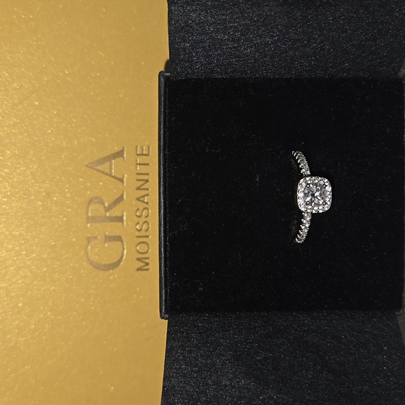 Engagement ring - Picture 3 of 4